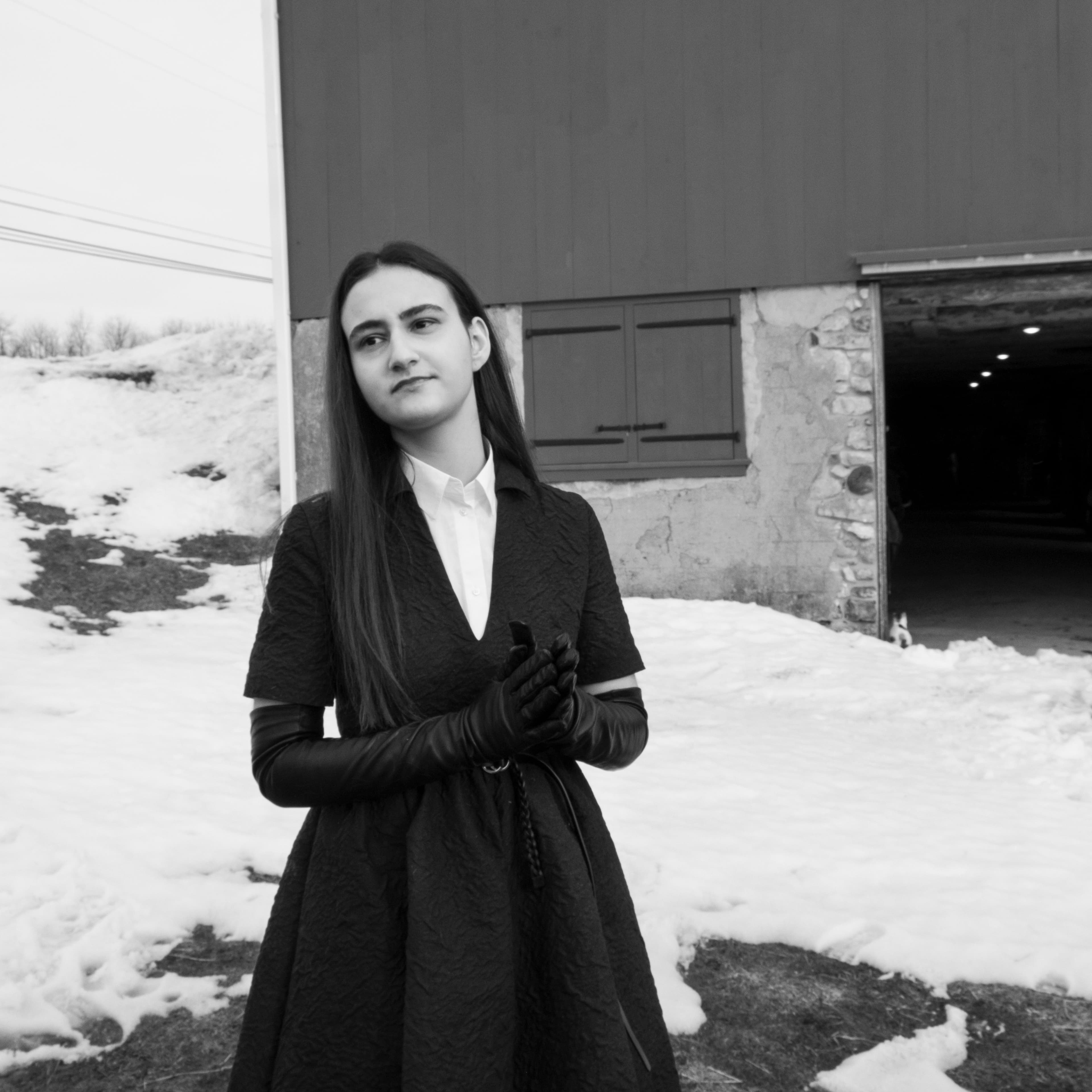 Dress and belt by Christian Dior. Shirt by Alaïa. Gloves by Carolina Amato.